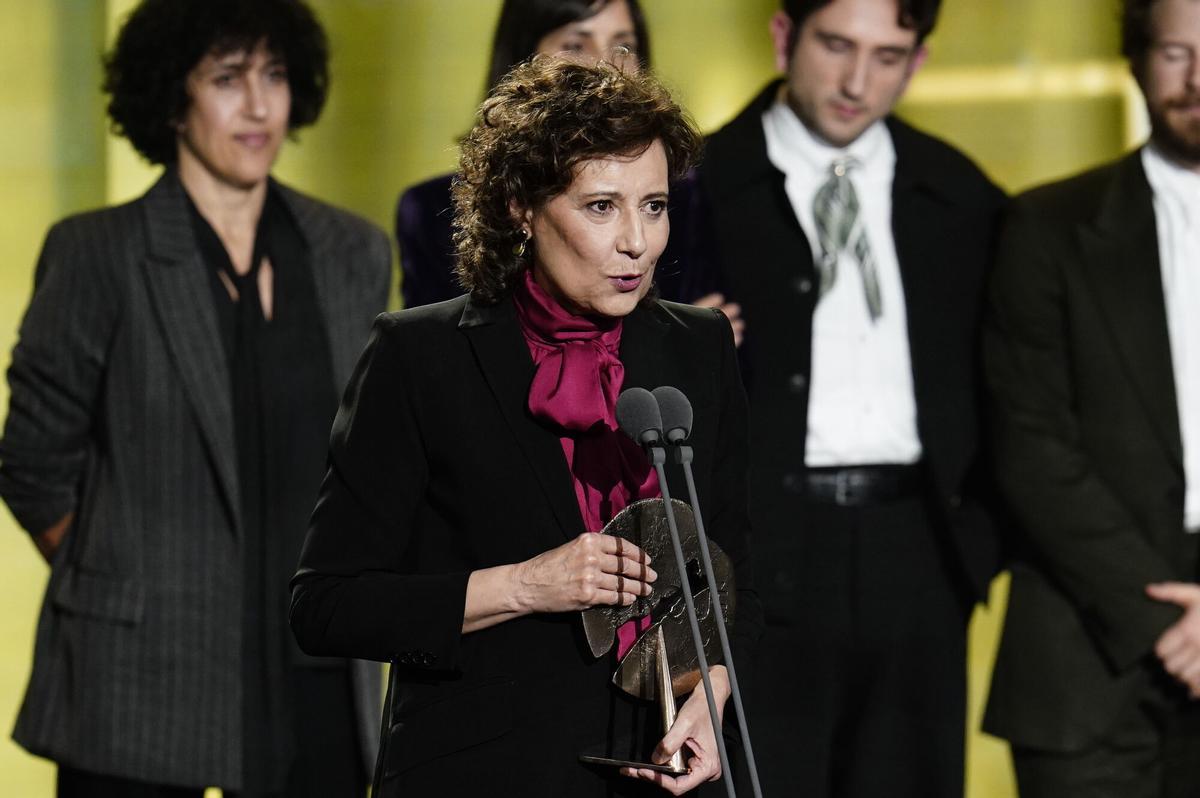 La productora  Miriam Porté interviene junto al equipo de 'Sorda' tras recoger el premio a 'la educación en valores del cine' durante la gala de la 31 edición de los Premios José María Forqué, en el Palacio Municipal de IFEMA, a 13 de diciembre de 2025, en Madrid (España). Los Premios Cinematográficos José María Forqué, conocidos como ‘Premios Forqué’, fueron creados en 1996 por la Entidad de Gestión de Derechos de los Productores Audiovisuales (Egeda) para honrar la memoria de José María Forqué, figura en la cinematografía española y primer presidente de Egeda. EGEDA creó el premio con el objetivo de difundir la importancia de la industria audiovisual española e impulsar la figura del productor cinematográfico. 13 DICIEMBRE 2025;GALA;PREMIOS FORQUÉ;FORQUÉ;PREMIOS;31 EDICIÓN;IFEMA;MADRID A. Pérez Meca / Europa Press 13/12/2025. Miriam Porté;A. Pérez Meca;category_code_sho;