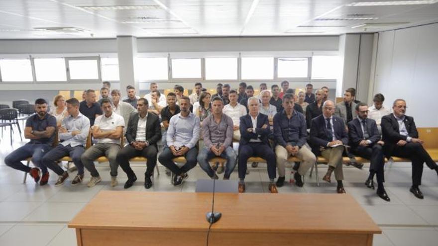 Los acusados, el día del inicio del juicio en València.