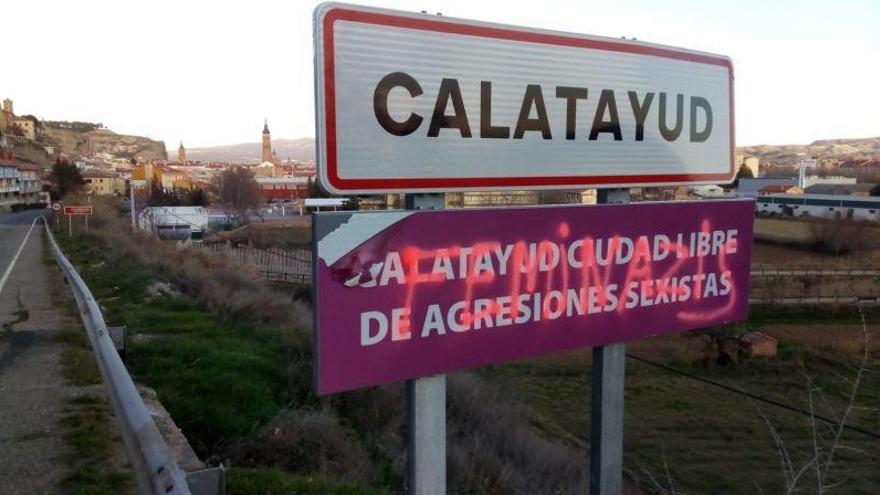 Aparece una pintada sobre el letrero &quot;Calatayud libre de agresiones sexistas&quot;