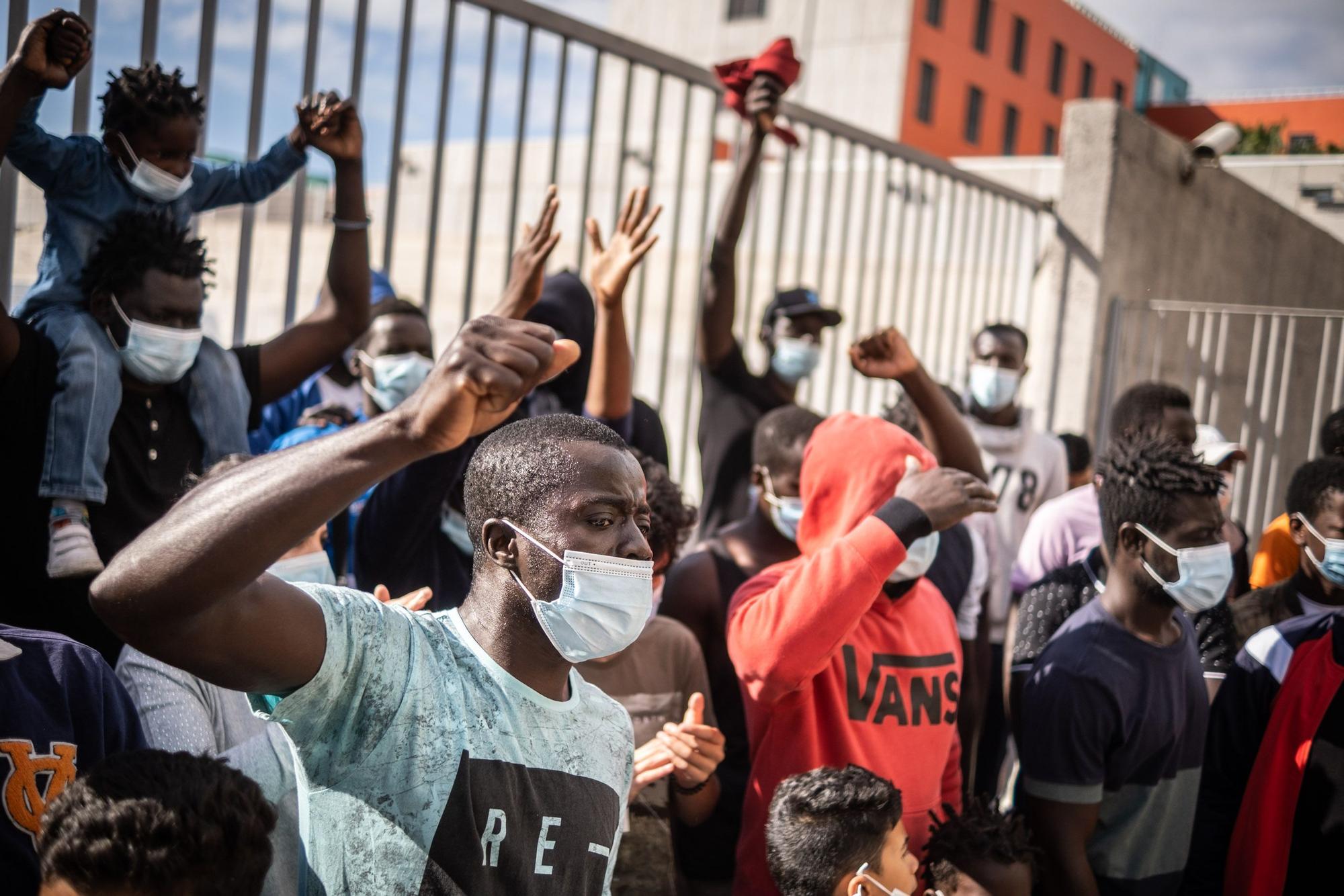 Concentración de migrantes ante la antigua prisión Tenerife I.