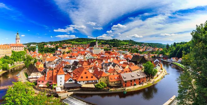 Vista panorámica de Český Krumlov y el río Moldava