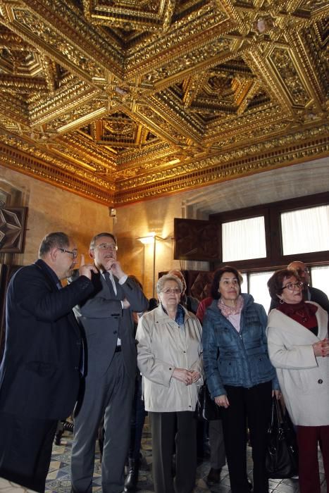 Vecinos de Morella, de visita en el Palau de la Generalitat