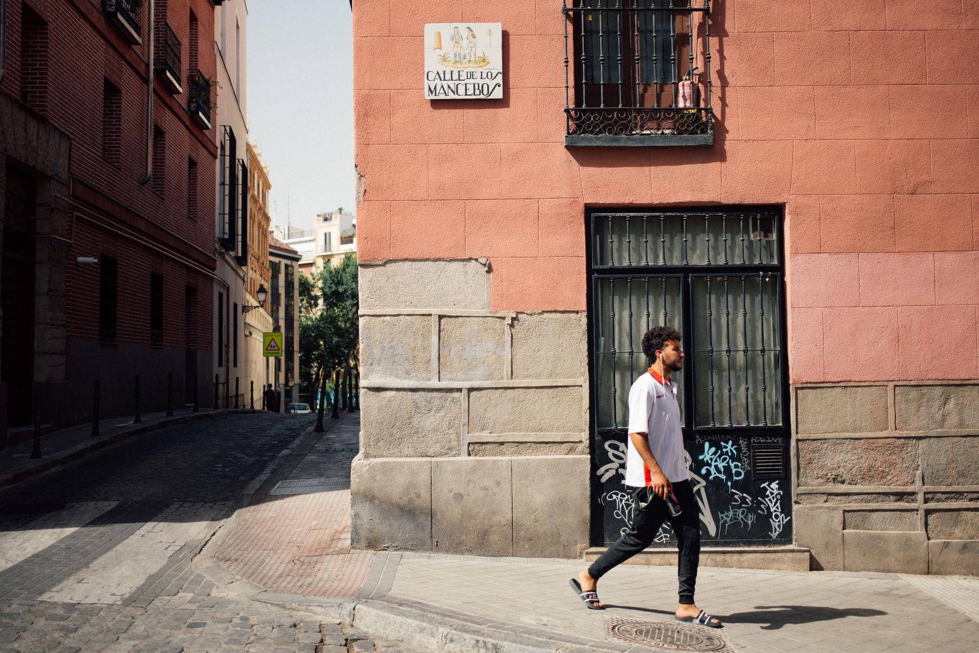 Un joven camina por la calle de los Mancebos, en Madrid.