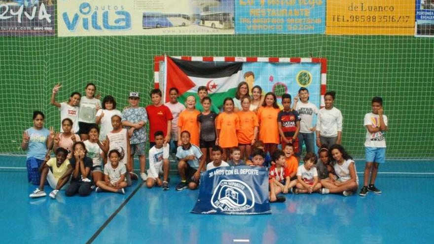 Españoles y saharauis, juntos en el polideportivo de Luanco.