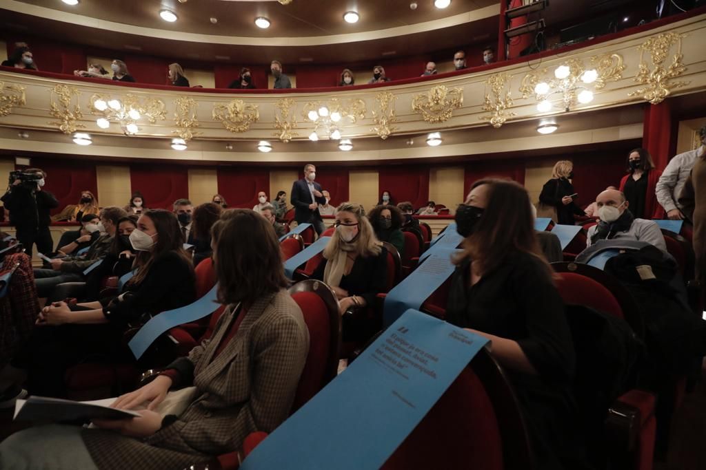 Las 'kelly' reciben a Yolanda Díaz en el Teatre Principal