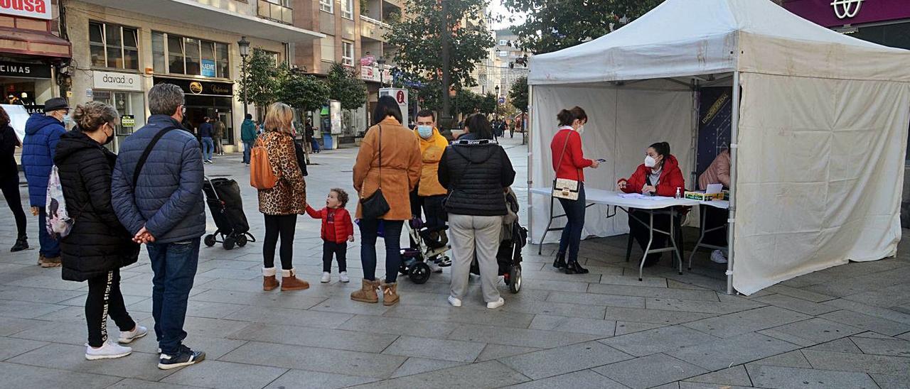 Colas en el puesto instalado en la Plaza de Galicia para la venta directa de bonos.  |  // NOÉ PARGA