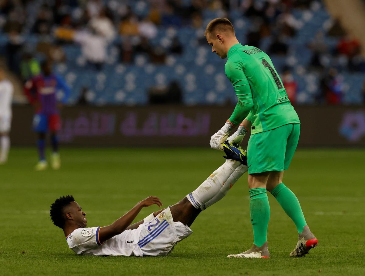 Ter Stegen ayuda a Vinícius a estirar en la prórroga del FC Barcelona-Real Madrid de Supercopa de España