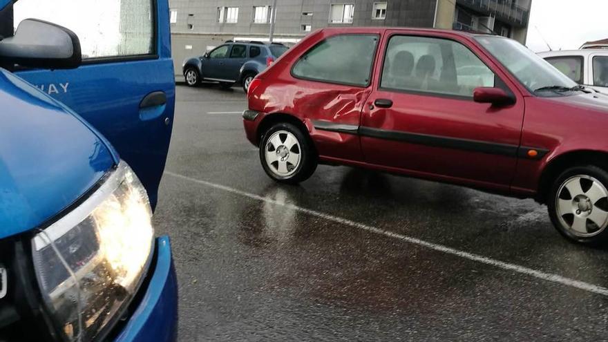 Olvida poner el freno de mano y su coche arrolla a otros dos y acaba empotrado contra un árbol