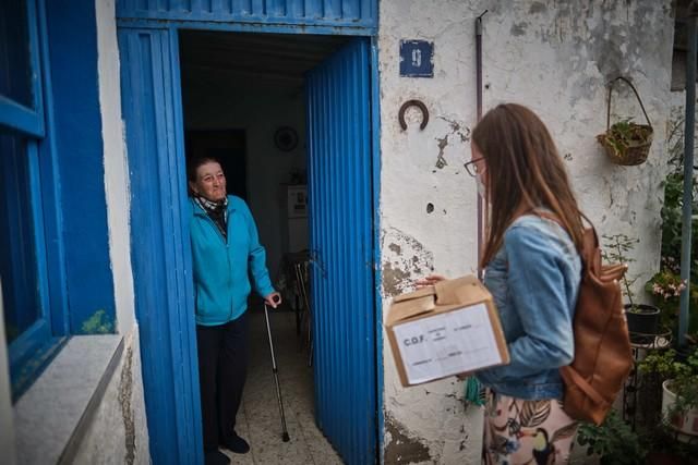 Recorrido con farmacéuticos por varios caseríos de Anaga, donde reparten medicamentos y atienden a personas en lugares aislados o con problemas para desplazarse  | 05/08/2020 | Fotógrafo: Andrés Gutiérrez Taberne