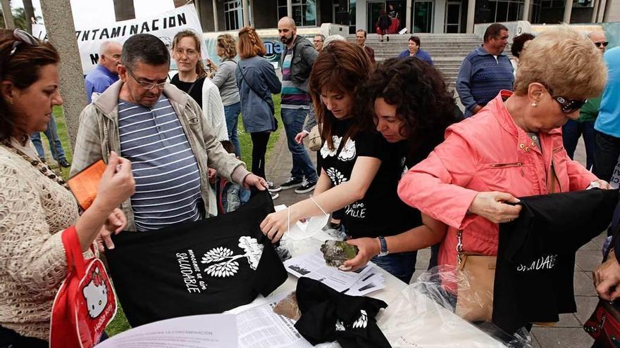 Vecinos en una protesta en el Arbeyal contra la contaminación atmosférica.