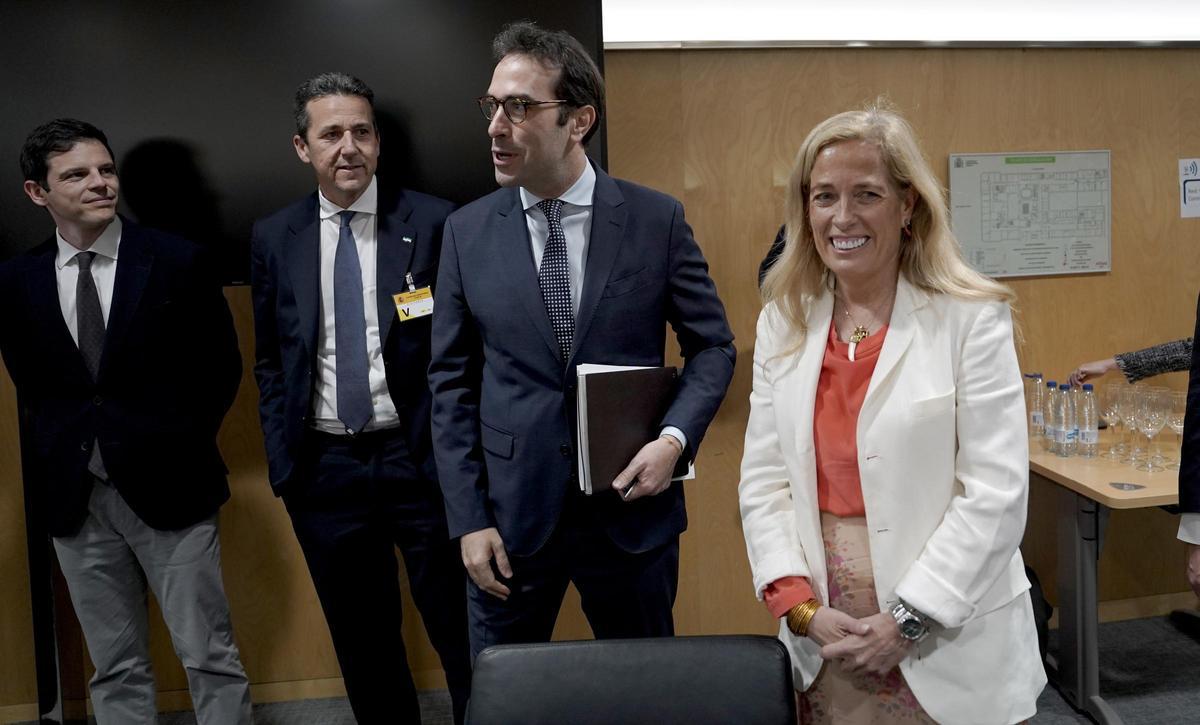 El ministro de Economía, Comercio y Empresa, Carlos Cuerpo, y la consera de Madrid, Rocío Albert, durante la reunión con las comunidades autónomas en el ‘Consejo Interterritorial de Internacionalización’.