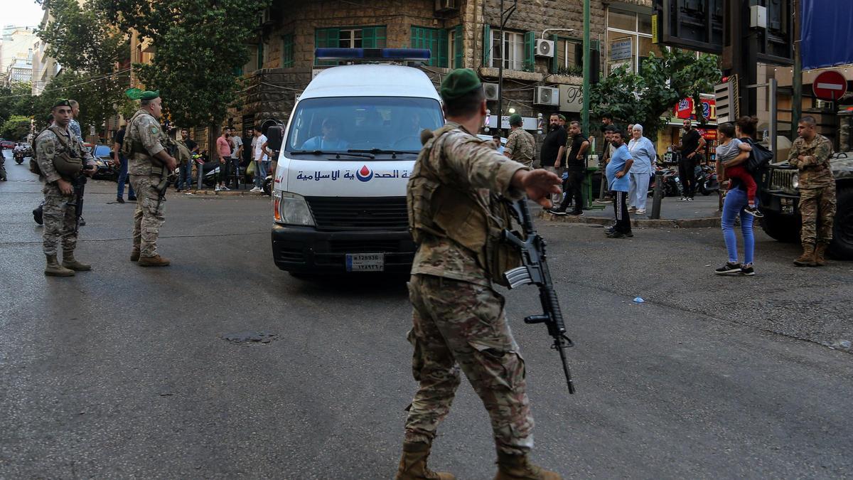 Soldados libaneses montan un perímetro de seguridad para una ambulancia en Beirut.