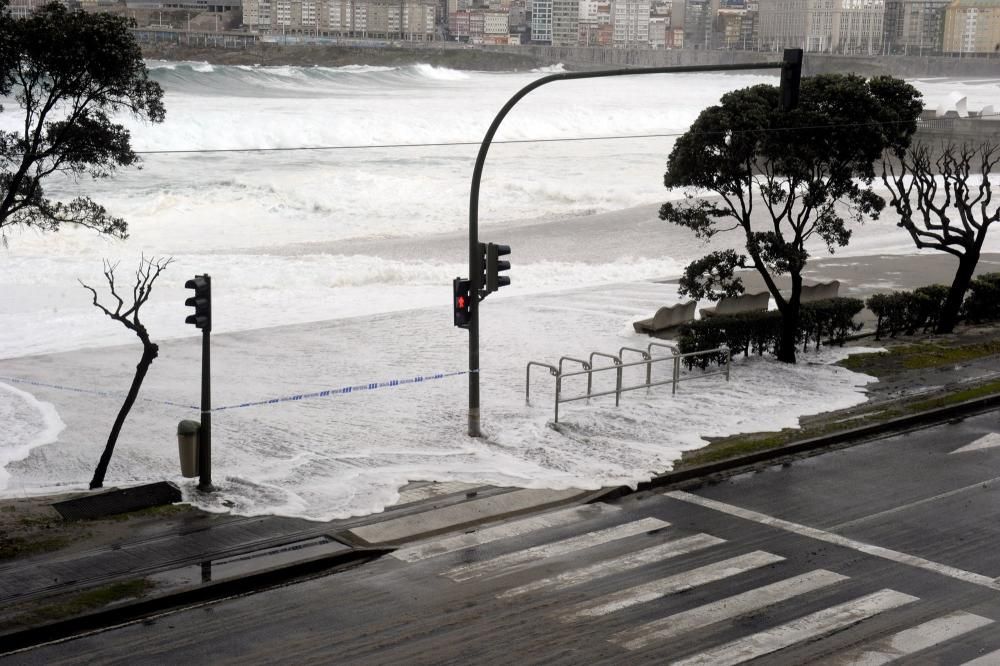 El temporal obliga a cortar el paseo marítimo