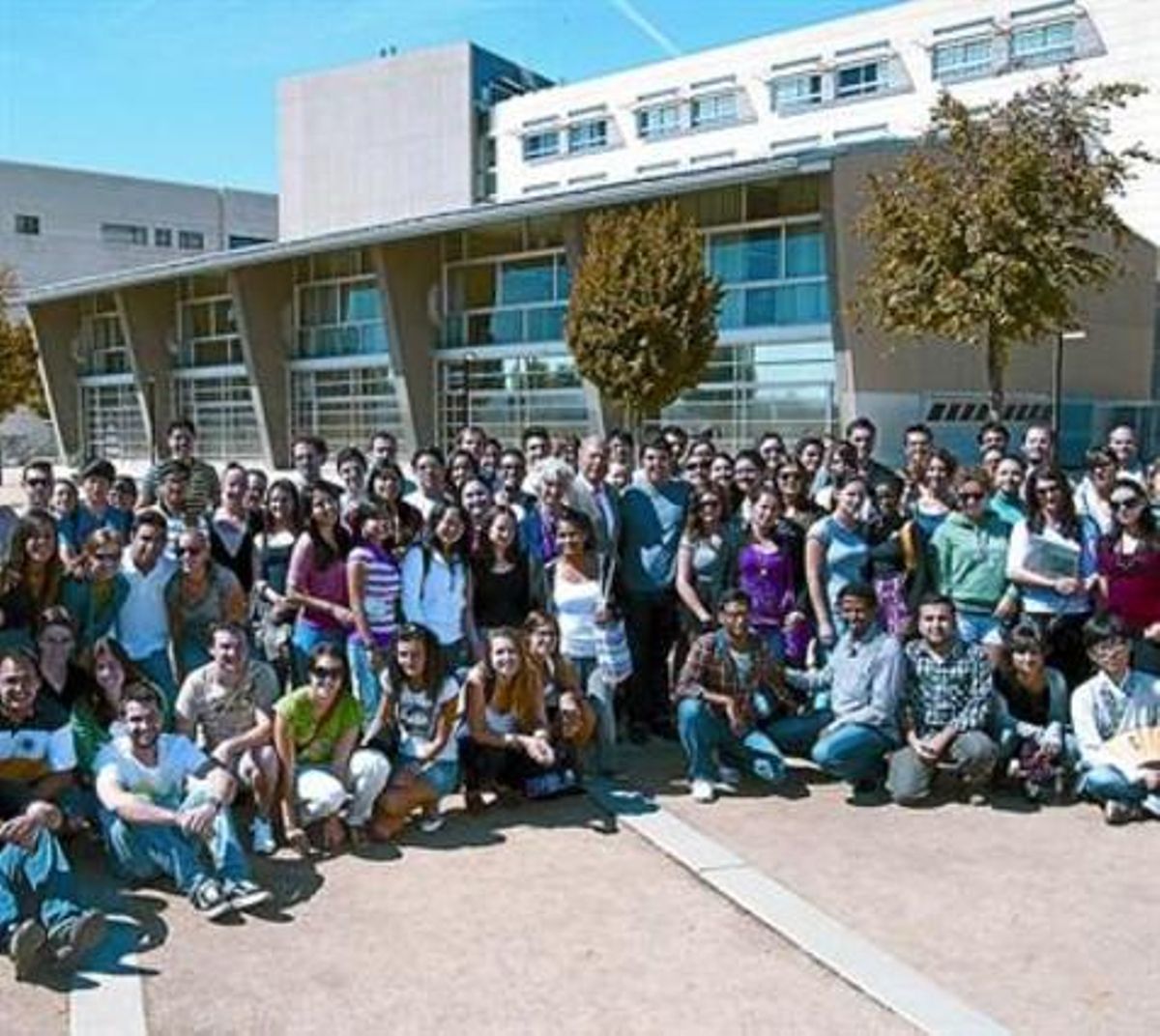 Un grup d’estudiants estrangers de la Universitat de Lleida posa amb el rector i una vicerectora, aquest curs.