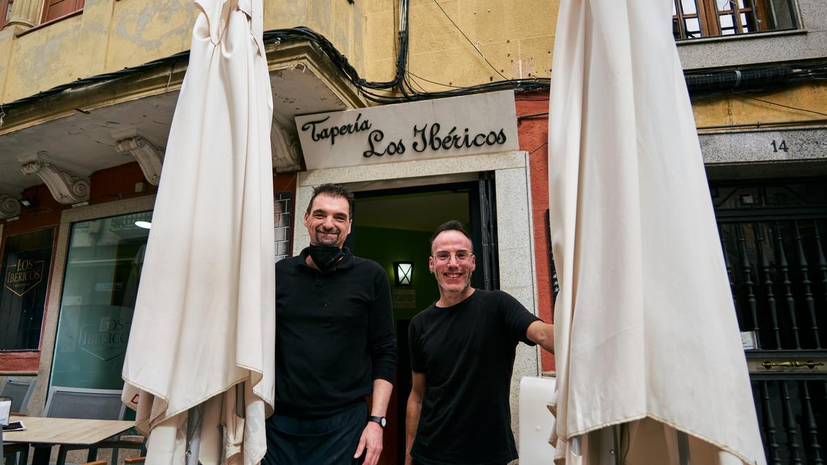 Las sombrillas de Los Ibéricos, en procesión: virales.