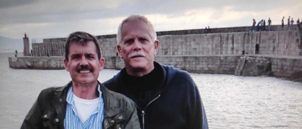 Emilio Menéndez y Carlos Baturín, de vacaciones en Tapia de Casariego.