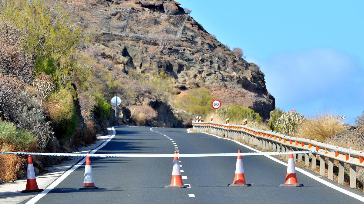 Imagen de un corte de tráfico en la GC-500 en el tramo que une Taurito con la Playa de Mogán.