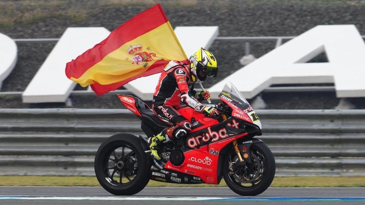 Álvaro Bautista (Ducati) celebra su tercera victoria en el Mundial Superbikes, en la vuelta de honor, hoy, de Tailandia.