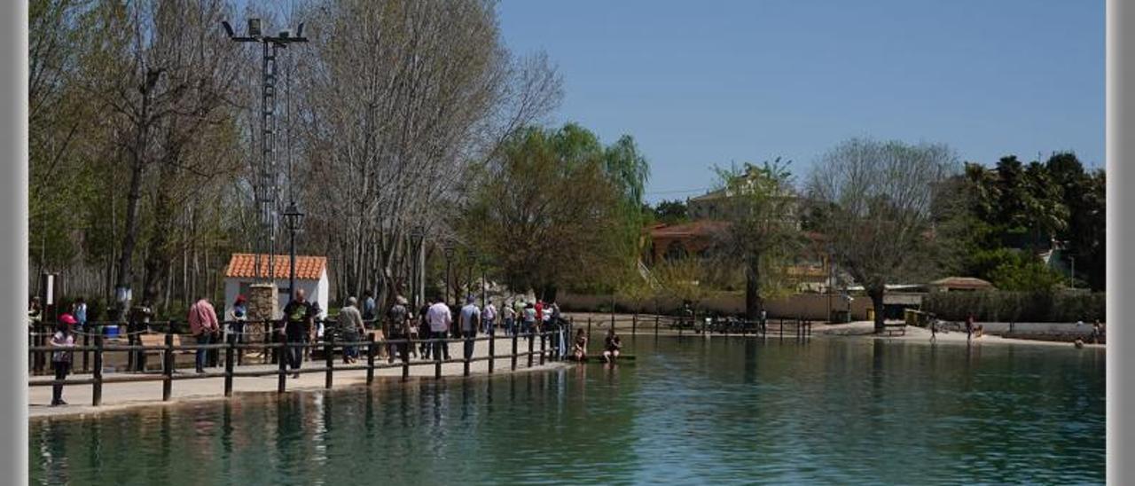 Bañistas en el río de Bolbaite.  | VICENT MASCARELL (VIMAS)