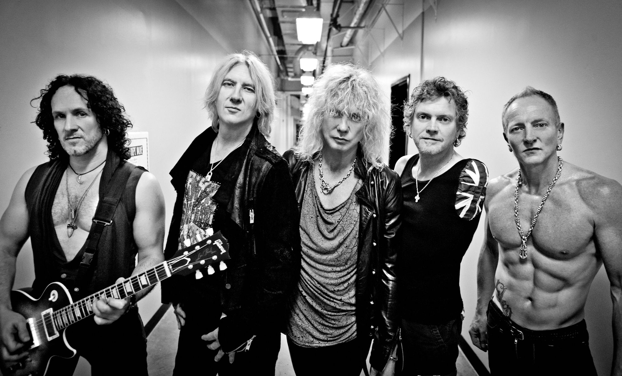 La banda Def Leppard. Rick Allen es el segundo por la derecha.