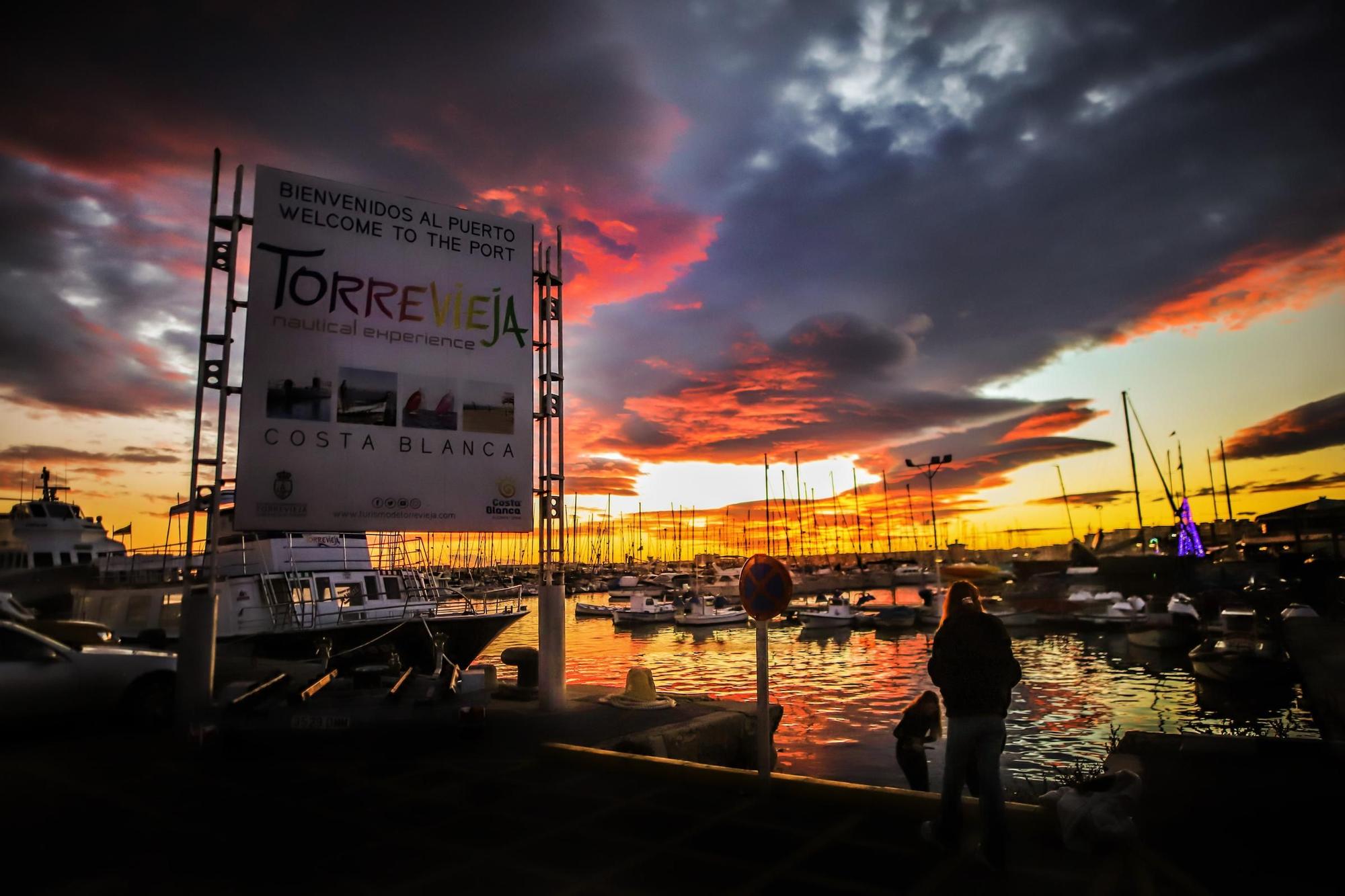 Espectacular puesta de sol en el puerto de Torrevieja