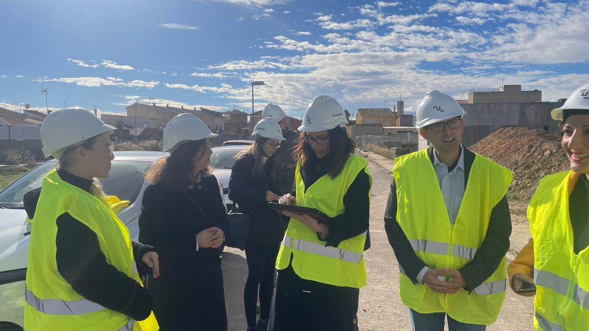 Aitana Mas visita el centro de día de Casinos