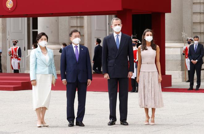 El presidente de Corea, Moon Jae-In, y su esposa, la primera dama, Kim Jung-Sook son recibidos en el Palacio Real por el rey Felipe VI y la reina Letizia