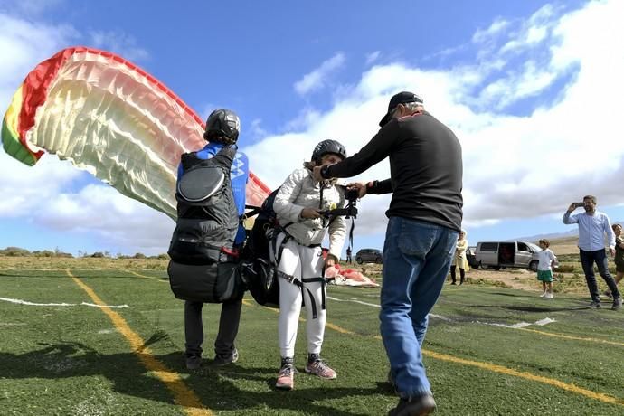 10-05-19 LAS PALMAS DE GRAN CANARIA. ZONA DE SALTOS PARAPENTE DE LOS GILES. LAS PALMAS DE GRAN CANARIA. Nardy Barrios en parapente.  Nardy Barrios se tira en parapente desde Los Giles junto a una persona que ganó un concurso. Fotos: Juan Castro  | 10/05/2019 | Fotógrafo: Juan Carlos Castro