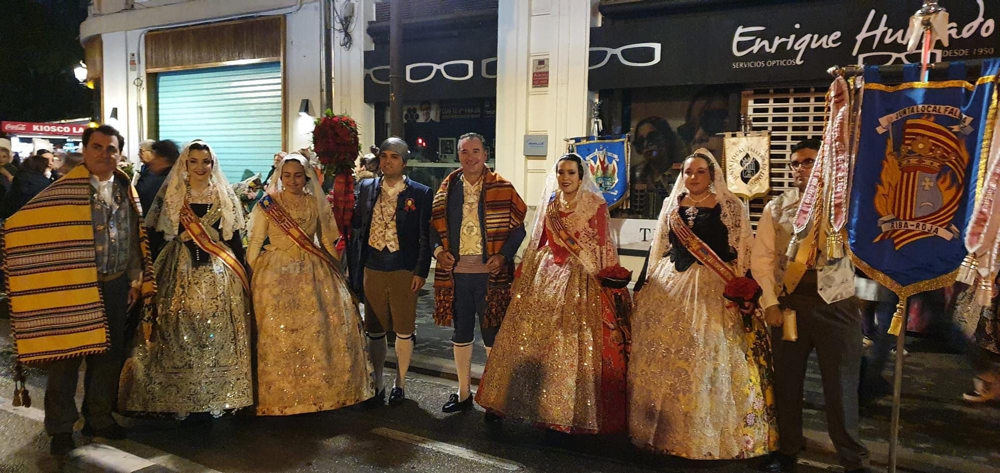 Érica y Camila, Falleras Mayores de Riba Roja, desfilan en la Ofrenda de València