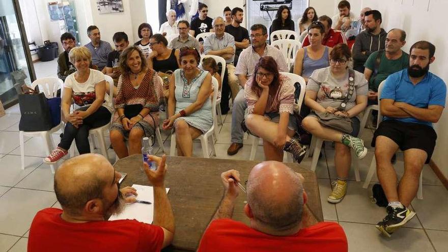 La asociación de vecinos Casco Vello celebró ayer una asamblea para organizar la campaña. // R. Grobas