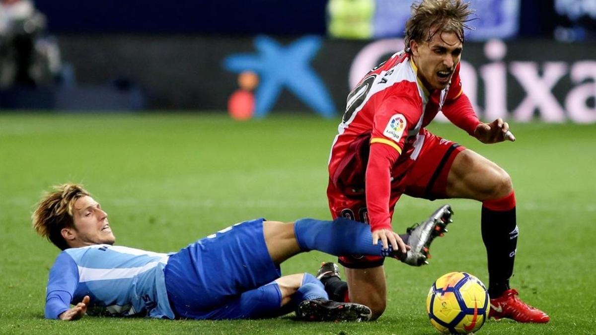 Keko y Muniesa pugnan por un balón.