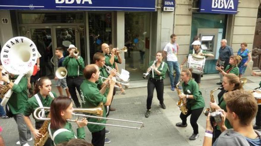 La banda que bufa fort al carrer Major per Festes del Tura