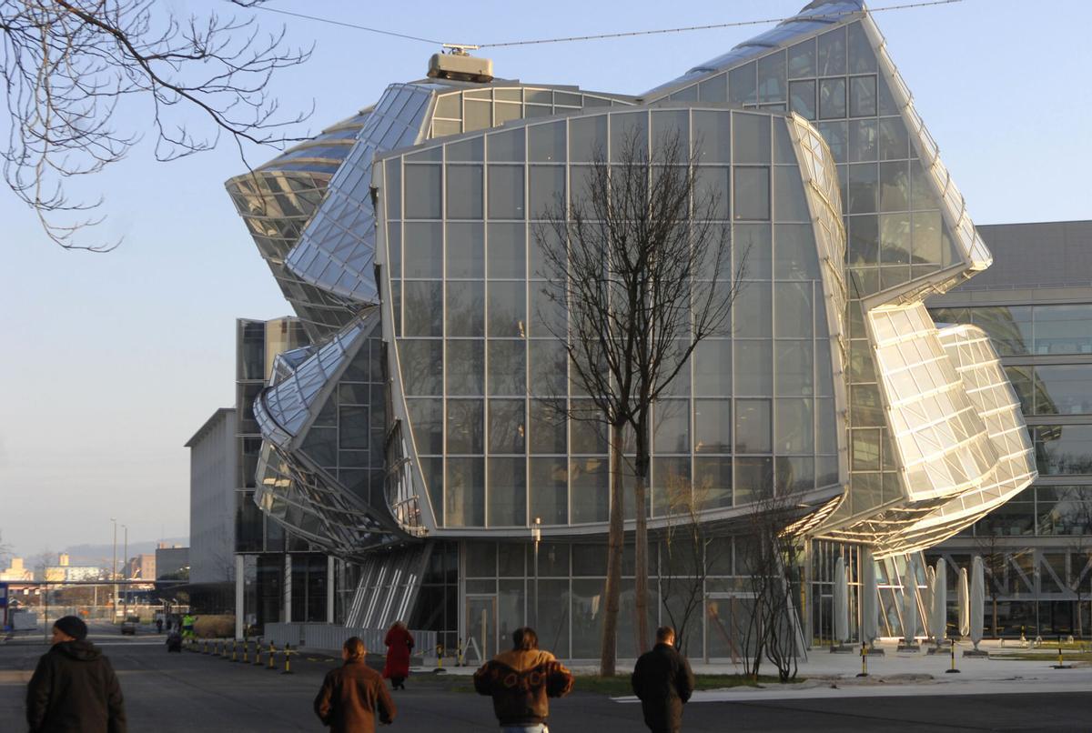 A section of the Novartis AG headquarters building, built by architect Frank Gehry, stands in Basel, Switzerland, on Tuesday, Jan. 5, 2010. Novartis AGs proposed takeover of Alcon Inc., the worlds largest eye-care company, may bypass protections aimed at ensuring fair value for minority shareholders, Alcons independent committee said. Photographer: Peter Frommenwiler/Bloomberg. Sede. edificios. empresas Novartis