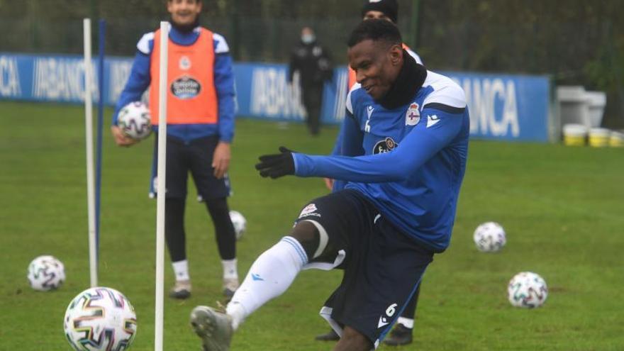 Uche, con Borges al fondo, en Abegondo. |  // CARLOS PARDELLAS