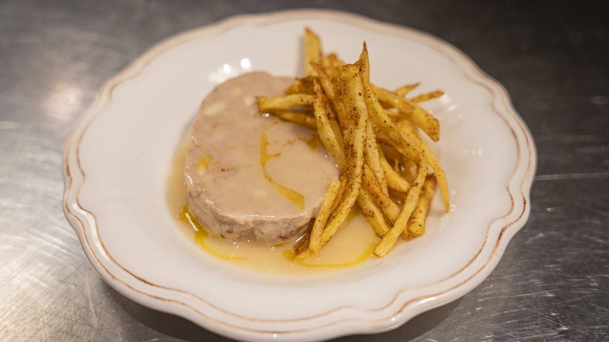 La 'pilota' con patatas fritas especiadas de Arraval.