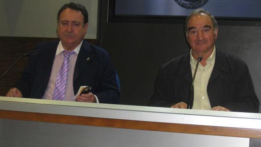 Benjamín Rodríguez Cabañas y Amador García, ayer, en el Ayuntamiento.