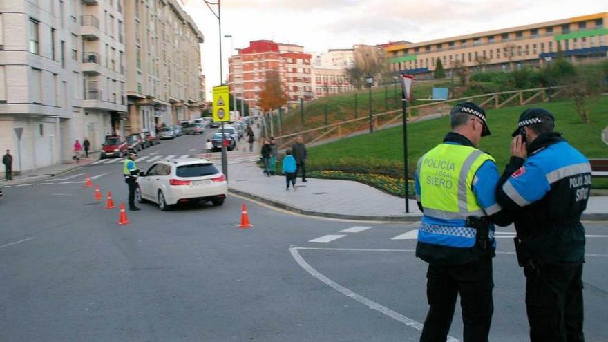 Agentes de la Policía Local, en un control en Pola de Siero.