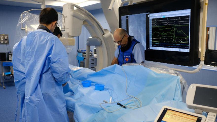 Cardiólogos en el Hospital Insular practican una técnica quirúrgica innovadora para las arritmias.