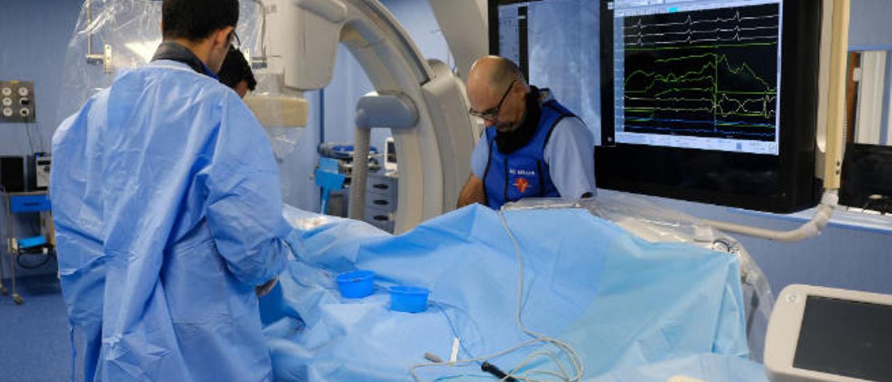 Cardiólogos en el Hospital Insular practican una técnica quirúrgica innovadora para las arritmias.