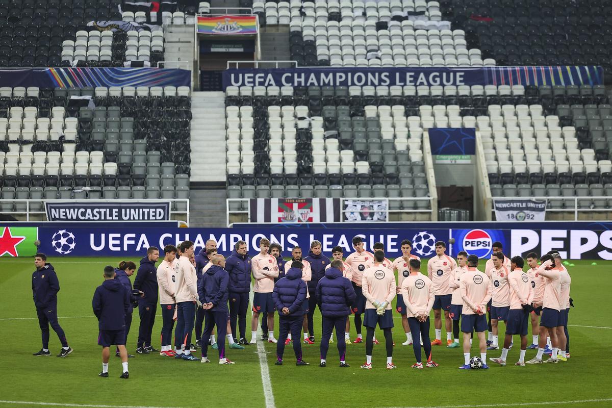 La plantilla del FC Barcelona guardó un minutop de silencio en el primer aniversario de la muerte del doctor Carles Miñarro