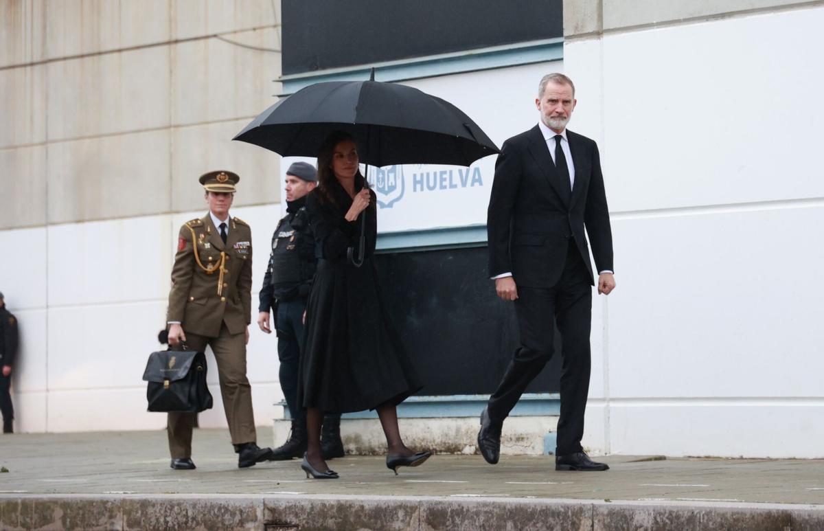 El Rey Felipe VI y la Reina Letizia a su llegada a la misa funeral.