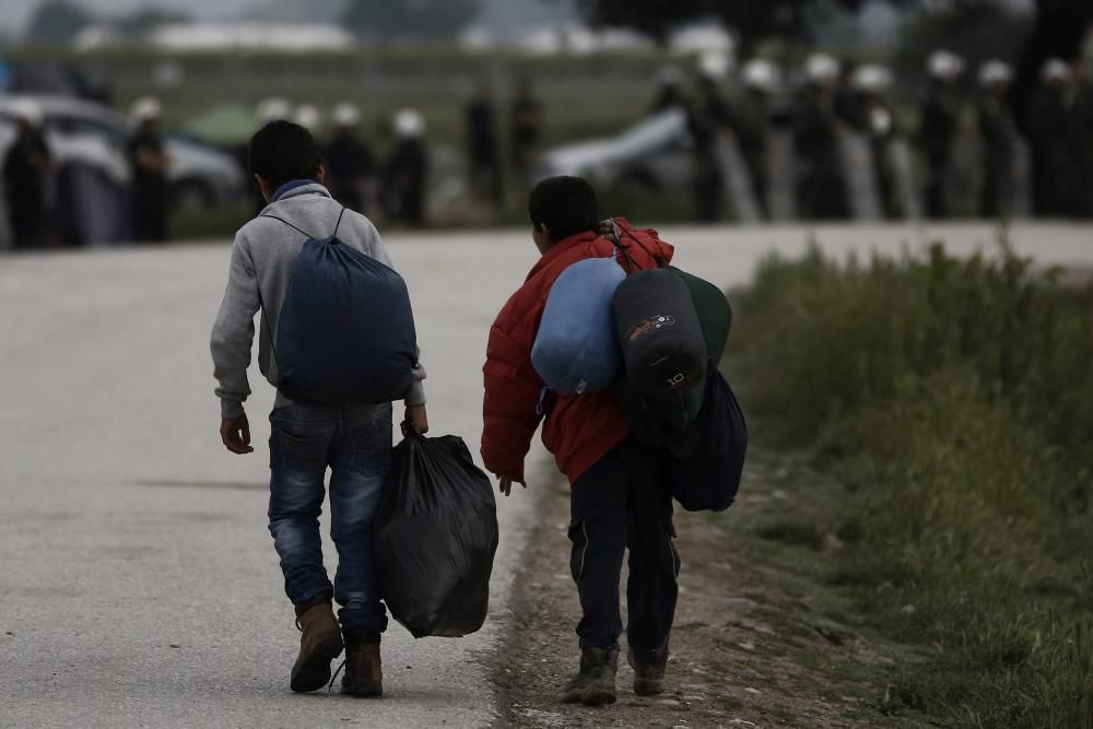 La policía griega comenzó esta mañana a desalojar el campamento improvisado de Idomeni, en la frontera con Macedonia, donde se encuentran más de 8.400 refugiados.