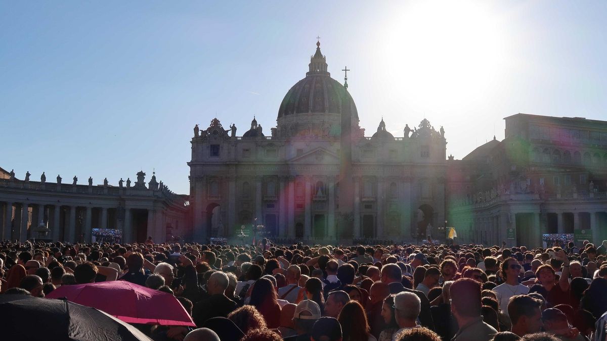 Archivo - Miles de personas ante la plaza de San Pedro, el día de la fumata blanca.