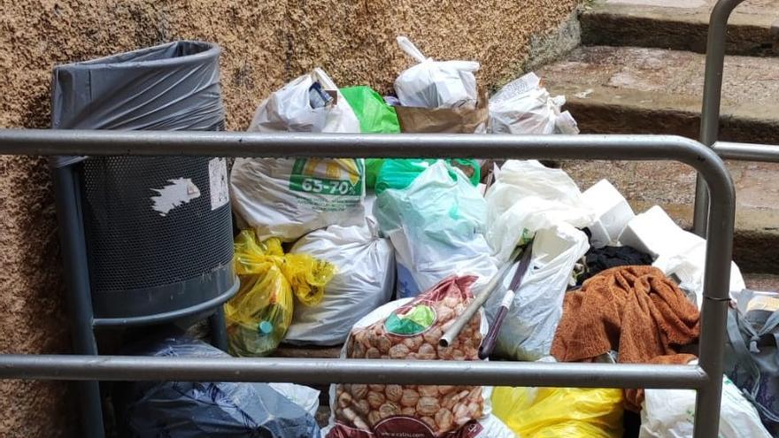 Escales que uneixen el carrer Buxadé i el carrer del Carme plenes de brutícia