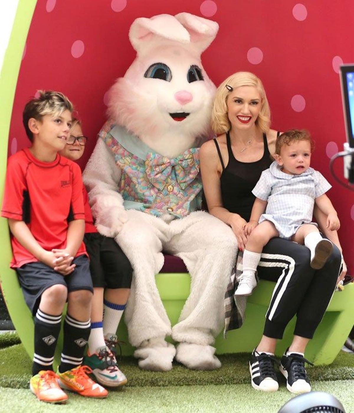 Gwen Stefani posa con sus hijos junto a un conejo de Pascua