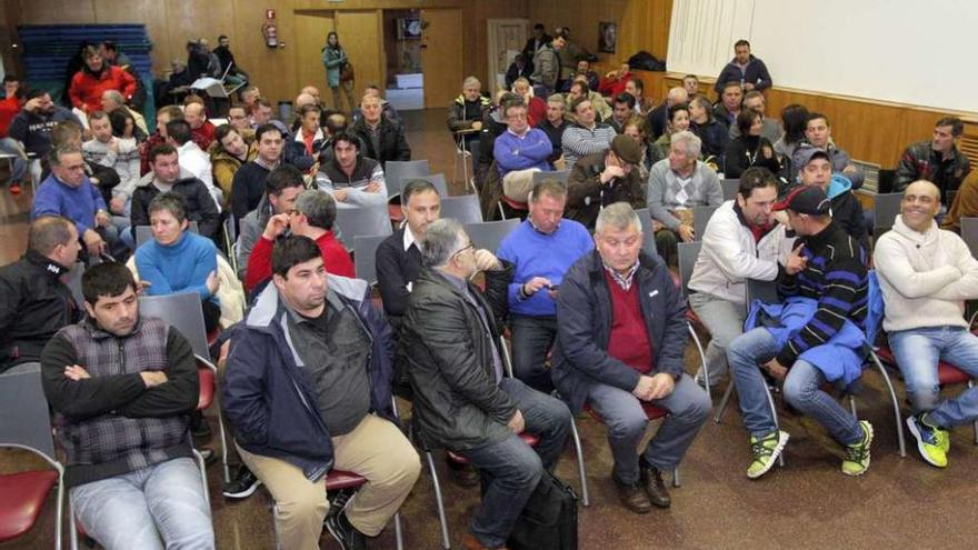 Armadores y marineros de cerco, durante una asamblea.