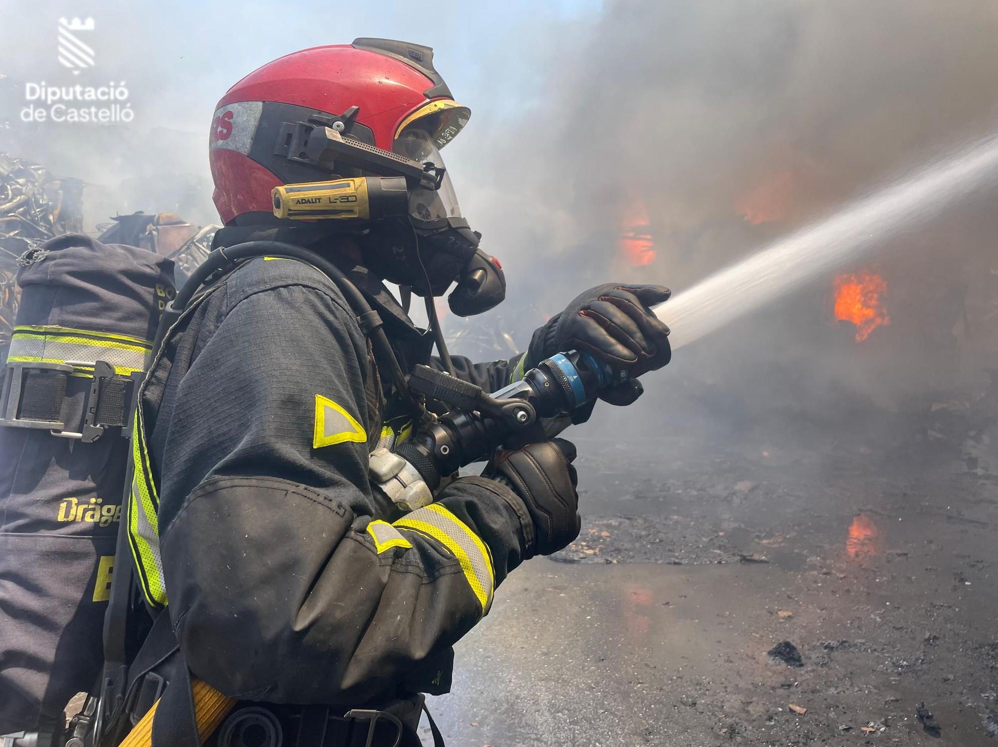Galería: Espectacular incendio en un desguace de Burriana