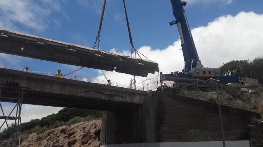 Momento en el que se desarrollaban los trabajos en el puente de Samarines el viernes pasado.