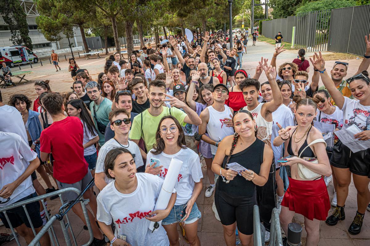 Ambiente en la cola antes del concierto de Rosalía