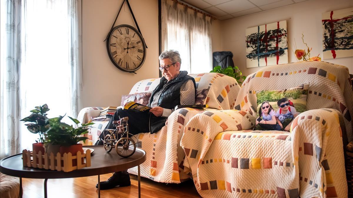 Maria Lluisa Julià pasa sus largas jornadas en casa leyendo libros y surfeando por internet.